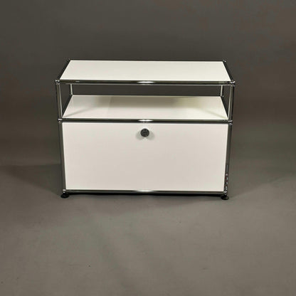 USM Haller weißes Sideboard 1x1,5 mit Klappe und offenem Fach, 78x57x38 cm