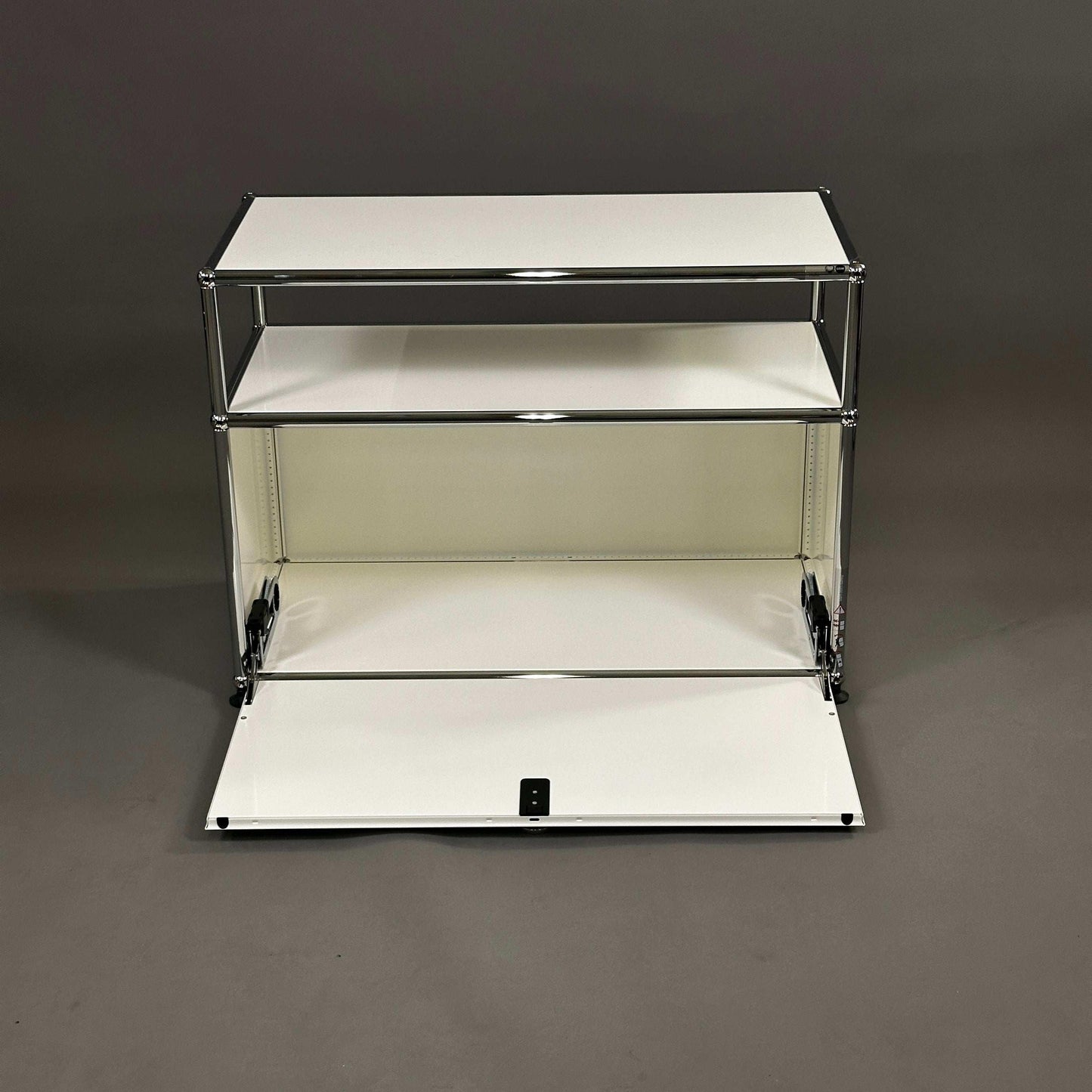 USM Haller weißes Sideboard 1x1,5 mit Klappe und verchromtem Gestell, 78x57x38 cm
