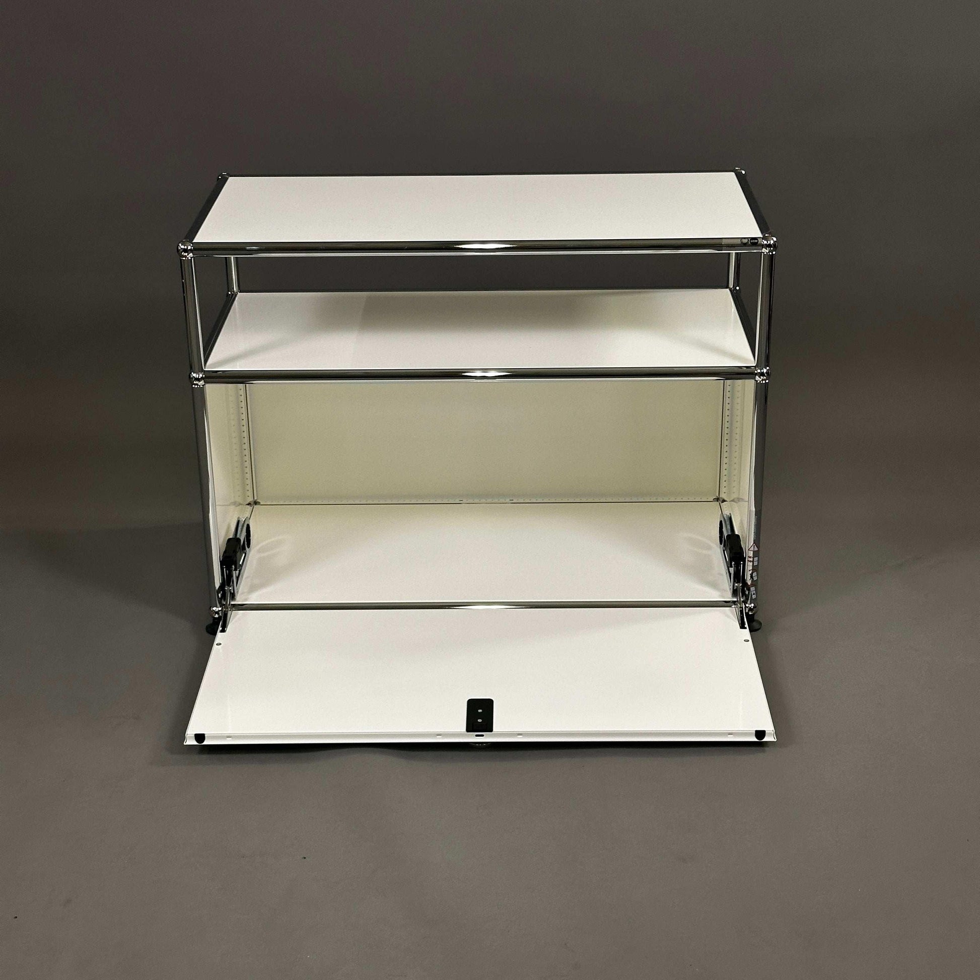 USM Haller weißes Sideboard 1x1,5 mit Klappe und verchromtem Gestell, 78x57x38 cm