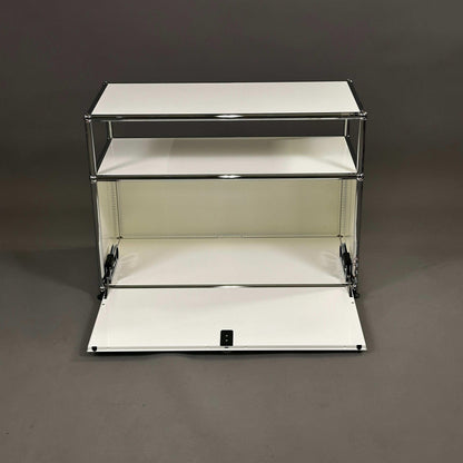 USM Haller weißes Sideboard 1x1,5 mit Klappe und verchromtem Gestell, 78x57x38 cm