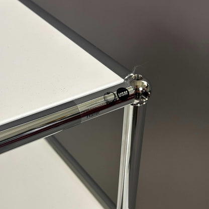 USM Haller Sideboard weiß mit Klappe und Chromrahmen nahaufnahme