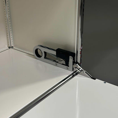 USM Haller Sideboard 1x1,5 weiß mit Klappe Detailansicht Scharnier und Metallmechanik