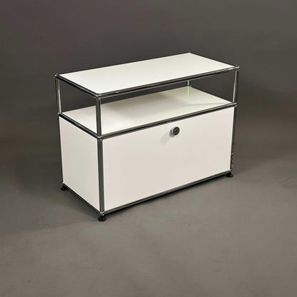 USM Haller Sideboard 1x1,5 weiß mit Klappe und verchromtem Gestell in modernem Design