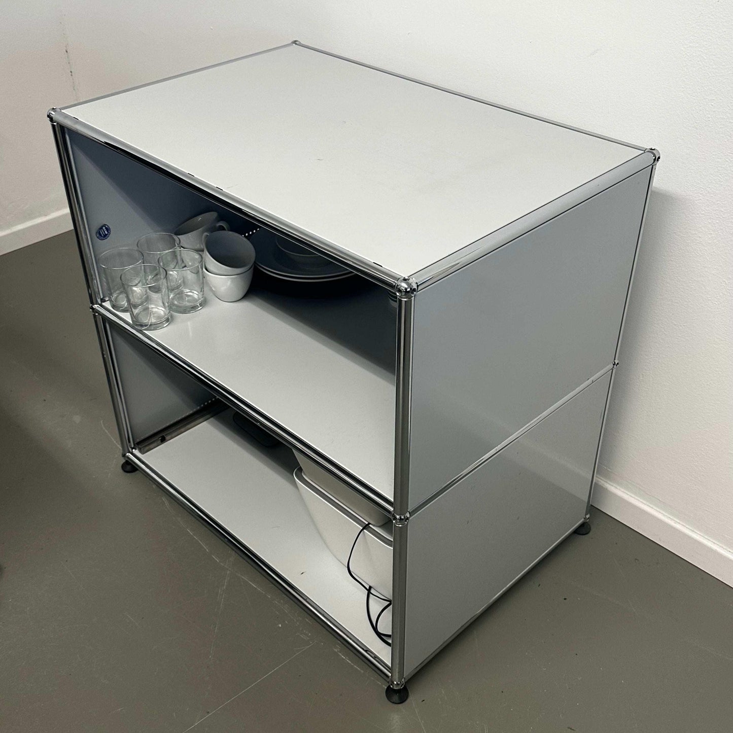 USM Haller Sideboard light gray open shelves 77x76x52cm with glasses and dishes