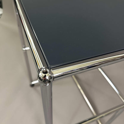 USM Haller Sideboard anthrazit mit verchromtem Rahmen und schwarzer Platte, modernes Beistelltisch-Regal
