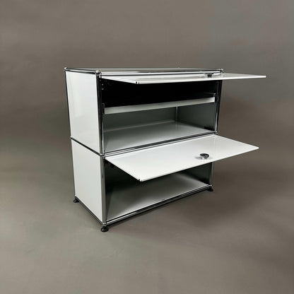 USM Haller Sideboard lichtgrau mit 2 Einschubklappen und ausziehbarem Zwischentablar, 74x78x38 cm