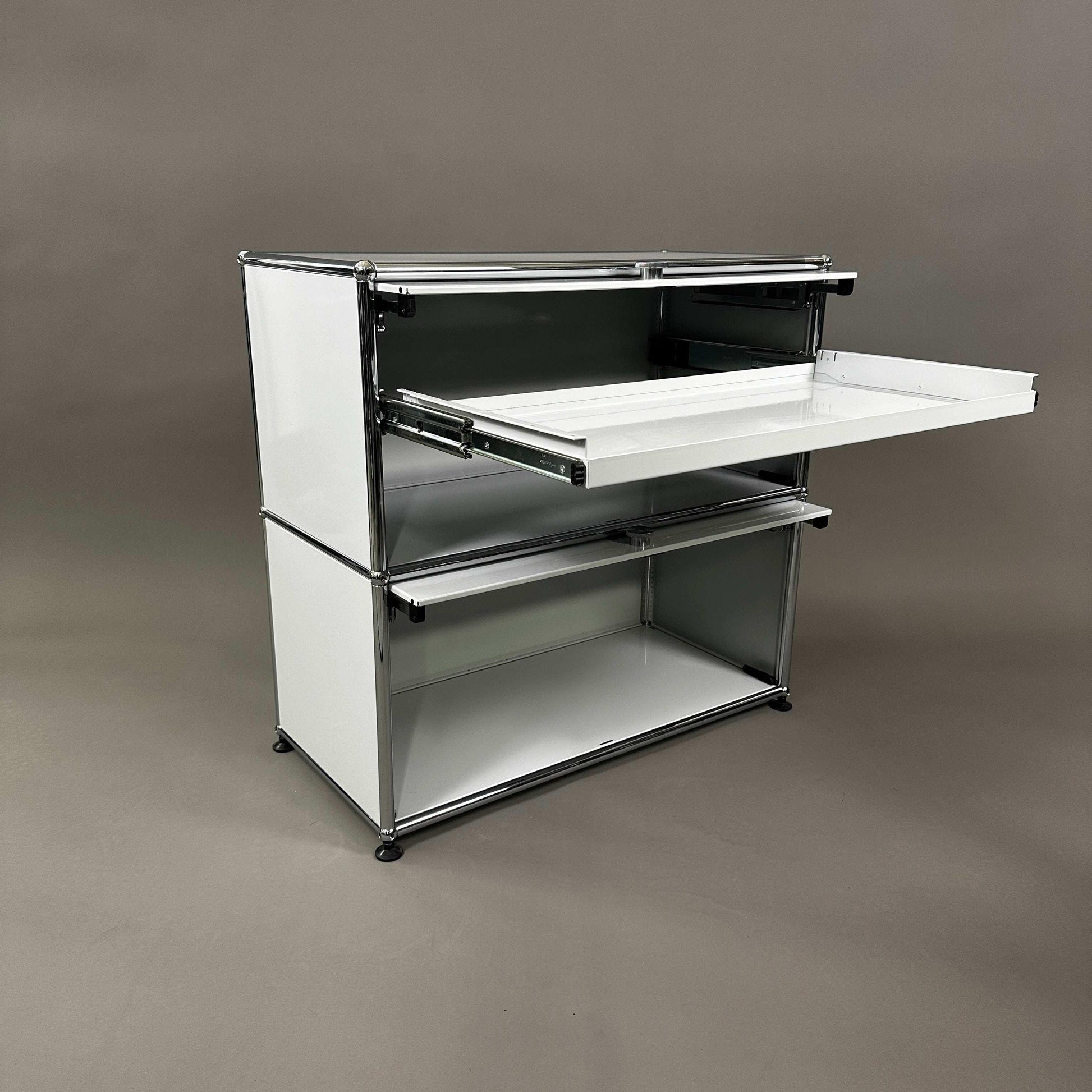 USM Haller Sideboard 1x2 lichtgrau mit 2 Einschubklappen und ausziehbarem Zwischentablar, Maße 74x78x38 cm