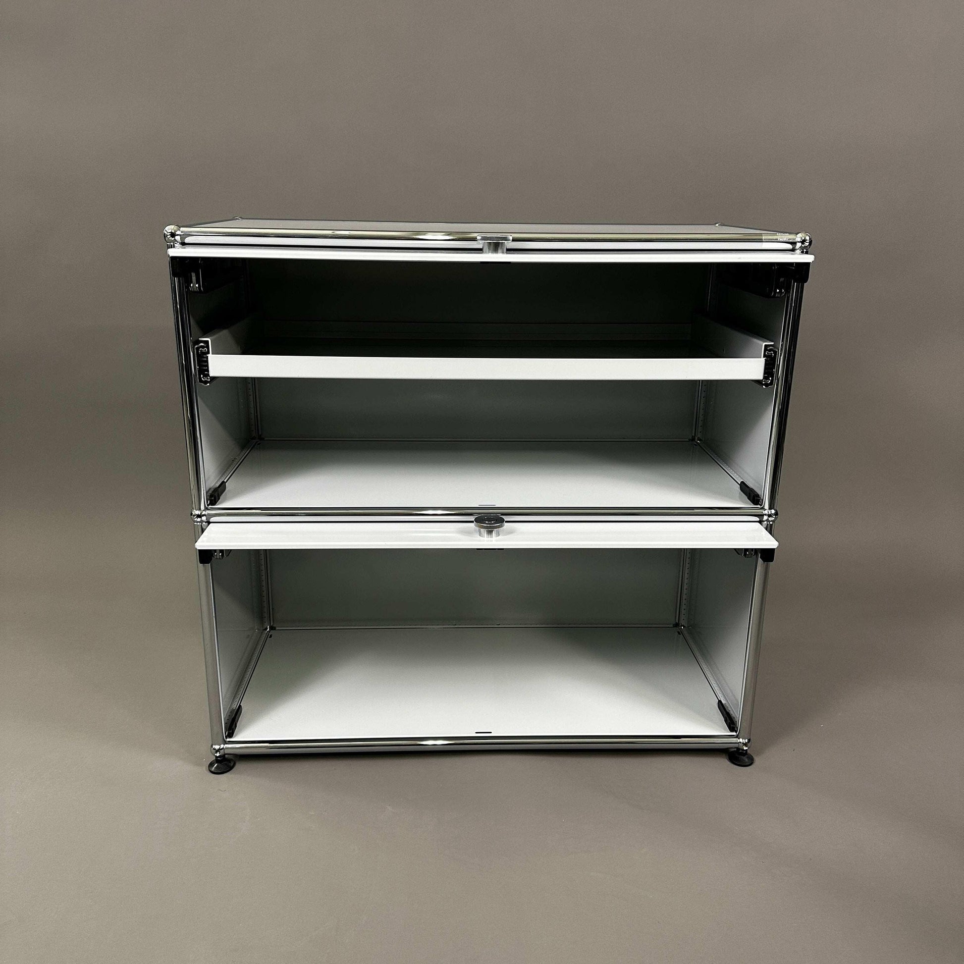 USM Haller Sideboard lichtgrau mit 2 Einschubklappen und ausziehbarem Zwischentablar, 74x78x38 cm
