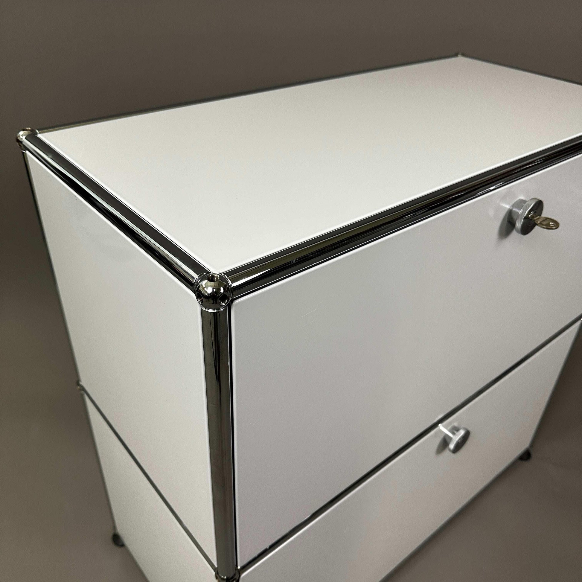 USM Haller Sideboard lichtgrau mit 2 Klappen und verchromtem Rahmen, 78x74x38 cm