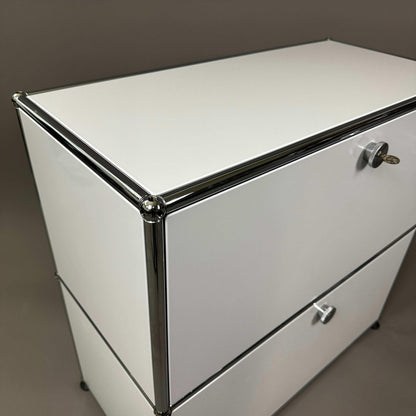 USM Haller Sideboard lichtgrau mit 2 Klappen und verchromtem Rahmen, 78x74x38 cm