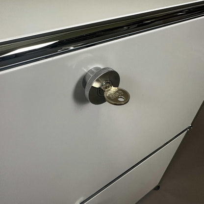 USM Haller Sideboard lichtgrau mit 2 Klappen und Schlüssel detailiert