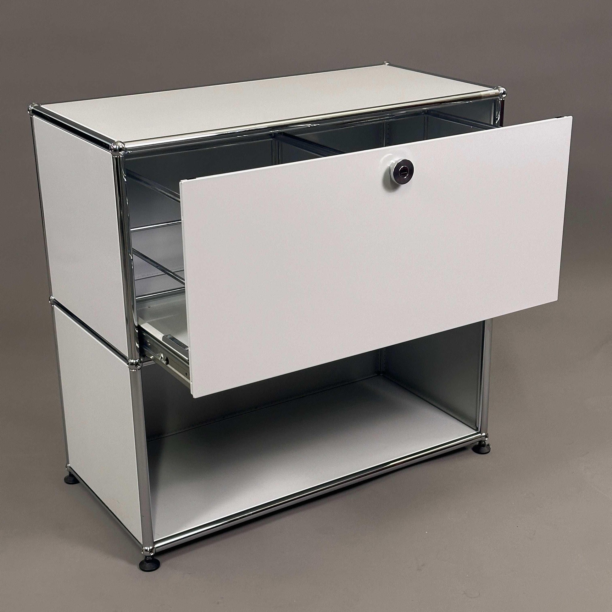 USM Haller Sideboard 1x2 lichtgrau mit offenem Fach und Maßen 77x74x37cm