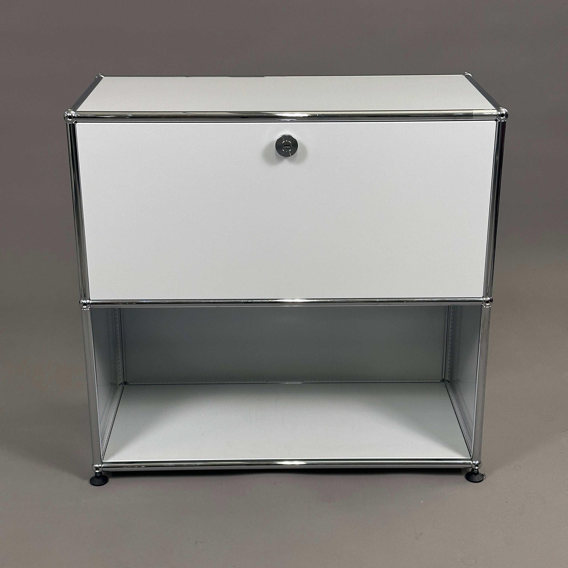 USM Haller Sideboard 1x2 lichtgrau mit Fach und Klapptür, modernes Design, Maße 77x74x37cm