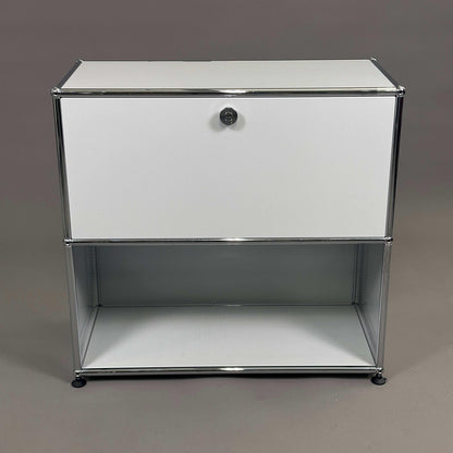 USM Haller Sideboard 1x2 lichtgrau mit Fach und Klapptür, modernes Design, Maße 77x74x37cm
