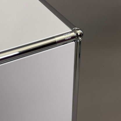 USM Haller Sideboard 1x2 lichtgrau mit chromfarbenem Metallrahmen und minimalistischer Oberfläche
