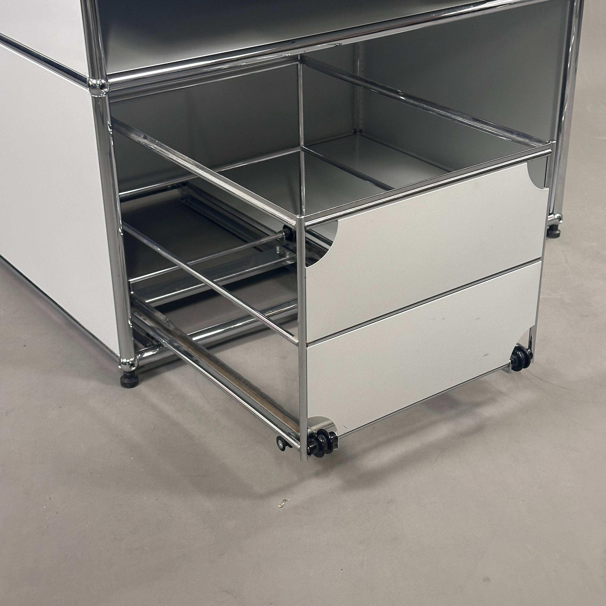 USM Haller Sideboard 1x2 lichtgrau mit zwei Schubladen und Hängeregistereinsätzen auf Rollen