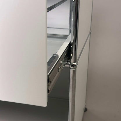 USM Haller Sideboard 1x2 in lichtgrau mit Metallgestell und Schubladenauszug, modernes Design