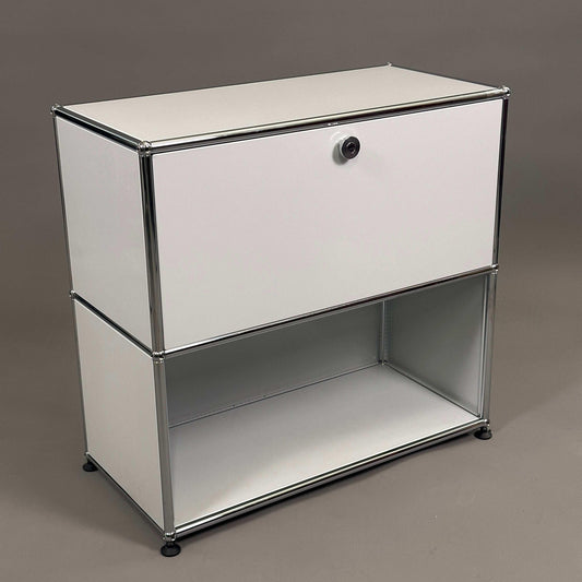 USM Haller Sideboard 1x2 lichtgrau mit Metallrahmen und Klapptür, Maße 77x74x37 cm