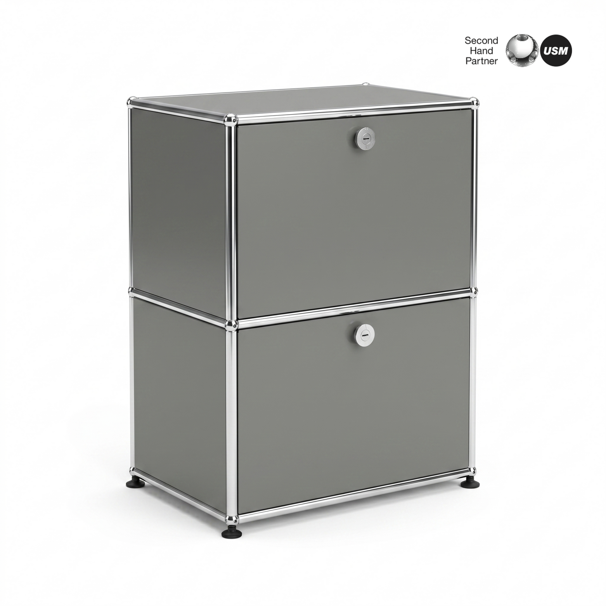 USM Haller Sideboard 1x2 in mittelgrau mit 2 Klappen, Chromgestell und schwarzen Füßen.