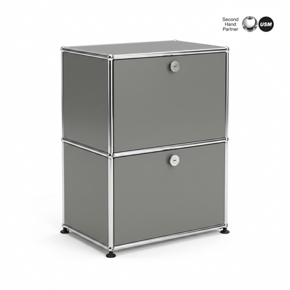 USM Haller Sideboard 1x2 in mittelgrau mit 2 Klappen, Chromgestell und schwarzen Füßen.