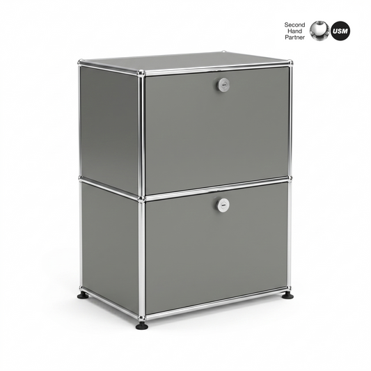 USM Haller Sideboard 1x2 in mittelgrau mit 2 Klappen, Chromgestell und schwarzen Füßen.