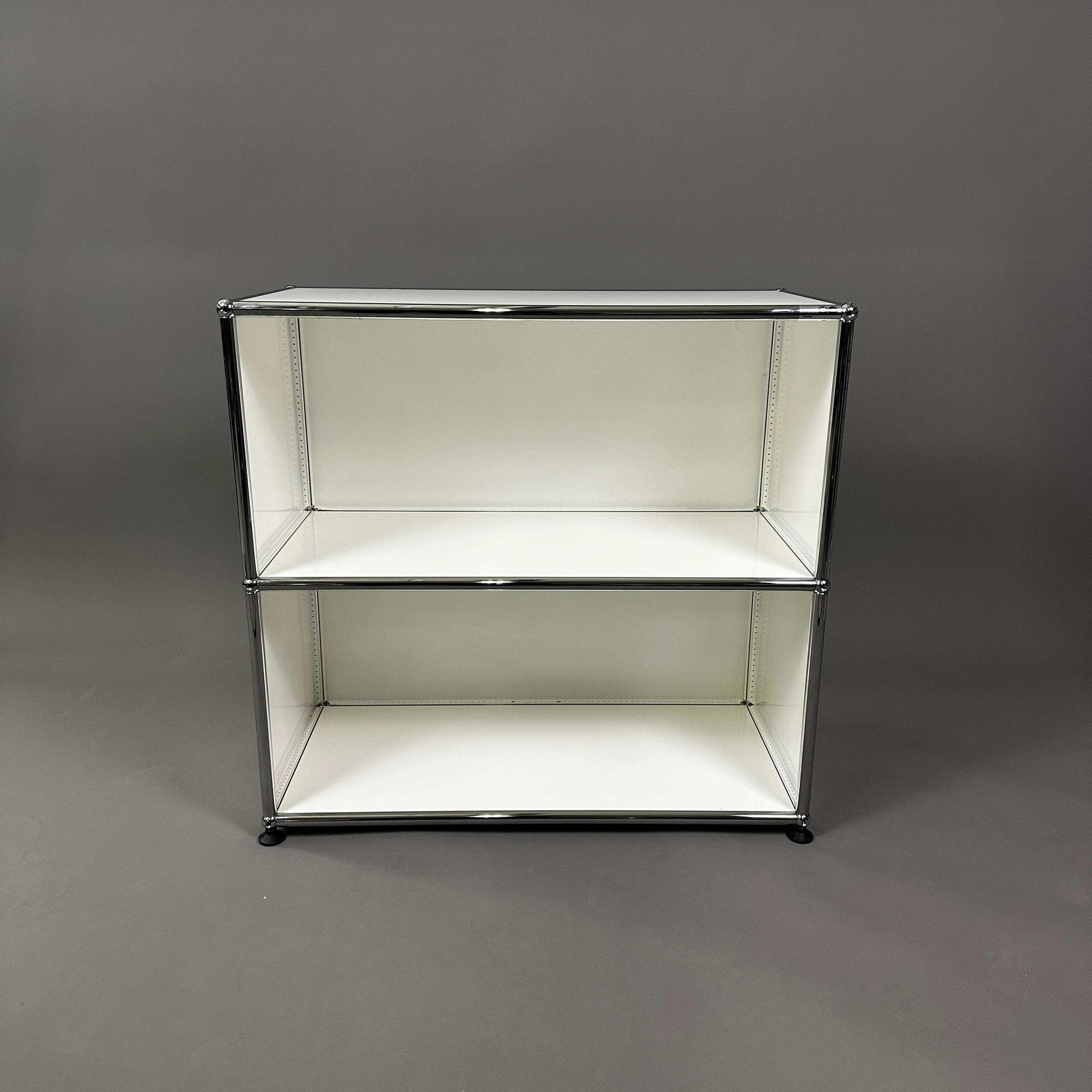 USM Haller Sideboard offen in reinweiß mit zwei Fächern und verchromtem Rahmen