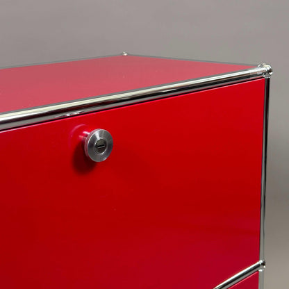 USM Haller Sideboard 1x2 in rubinrot mit zwei Klappen und Metallrahmen, 74x78x38 cm