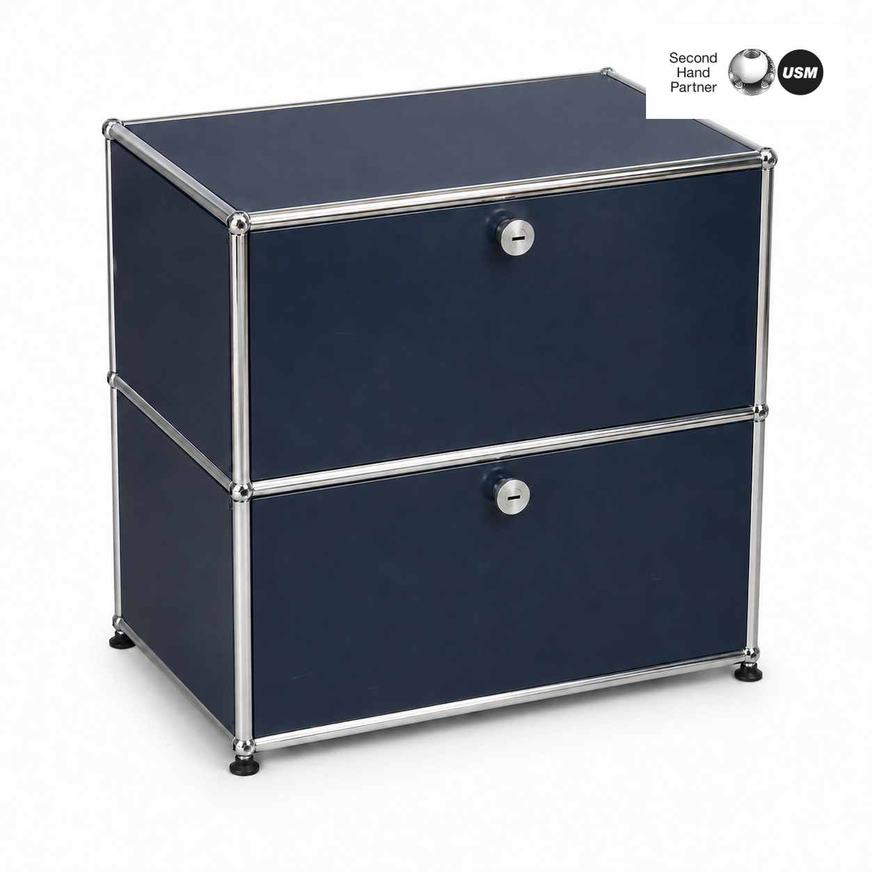 USM Haller Sideboard 1x2 in Stahlblau mit zwei Klappen, verchromtem Stahlrohrrahmen und Maßen von 75x77x53 cm.