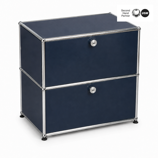 USM Haller Sideboard 1x2 in Stahlblau mit zwei Klappen, verchromtem Stahlrohrrahmen und Maßen von 75x77x53 cm.