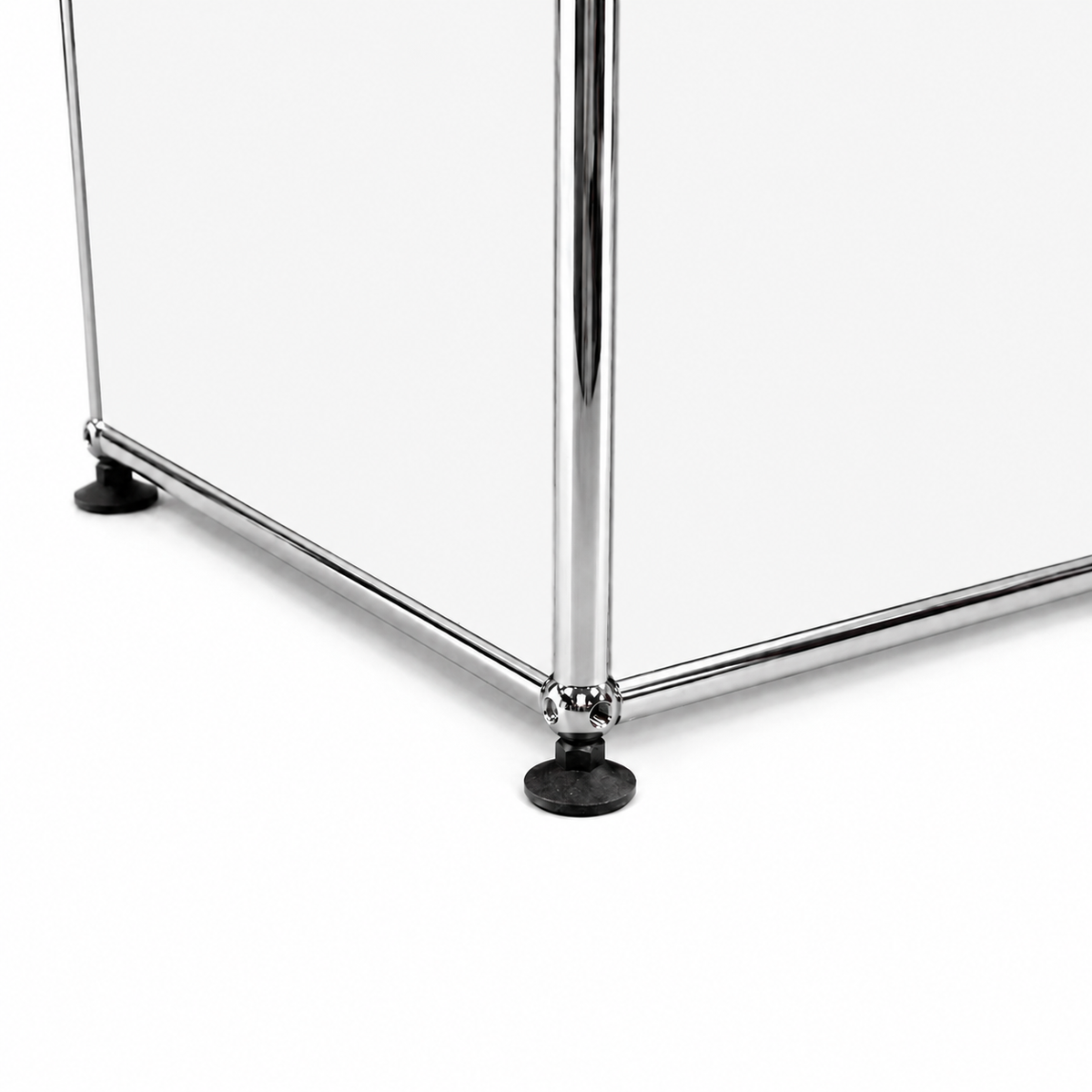 Detailansicht des USM Haller Sideboards in Reinweiß mit verchromtem Stahlrohrrahmen und schwarzen Stellfüßen.