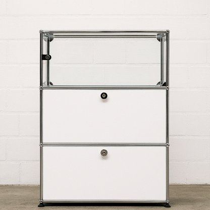 USM Haller Sideboard weiß mit Glas, 2 Klappen und 1 Tür, 109x78x38 cm