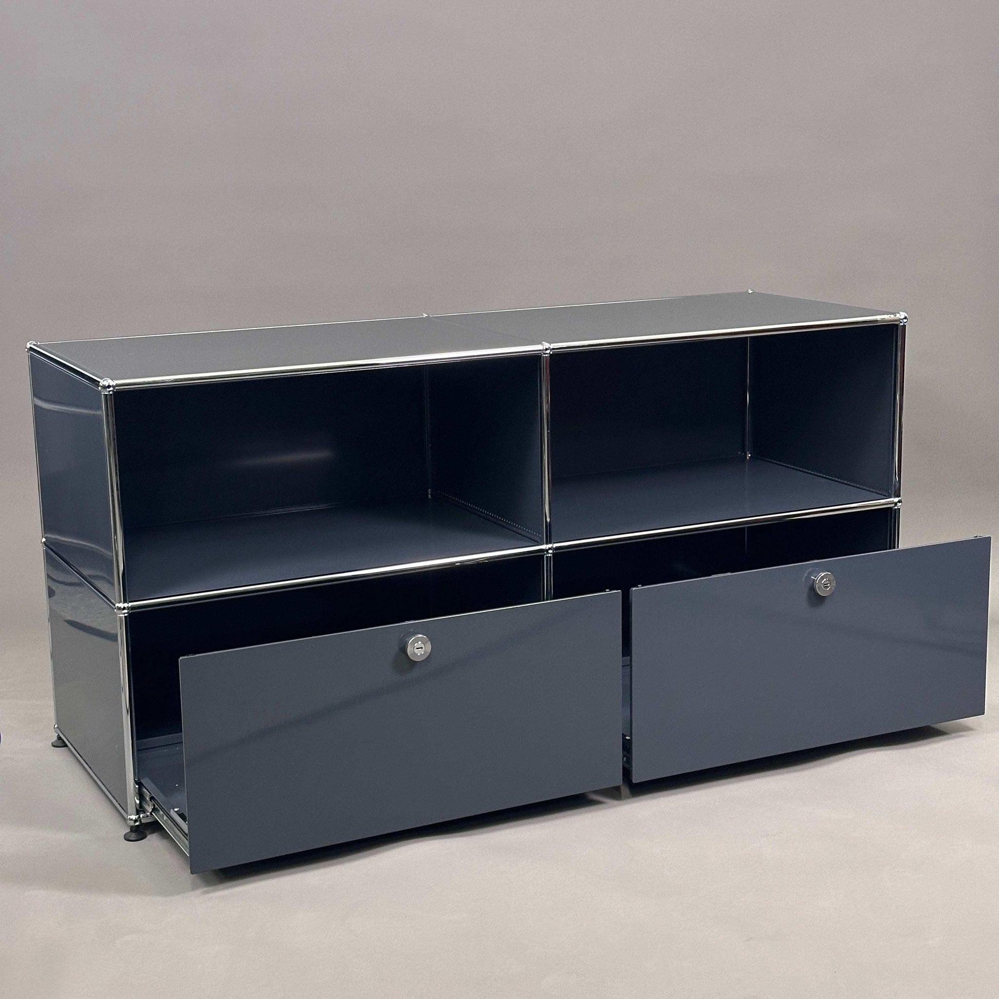 USM Haller Sideboard 2x2 in Anthrazit mit offener Ablage und zwei Schubfächern, 153x74x53 cm