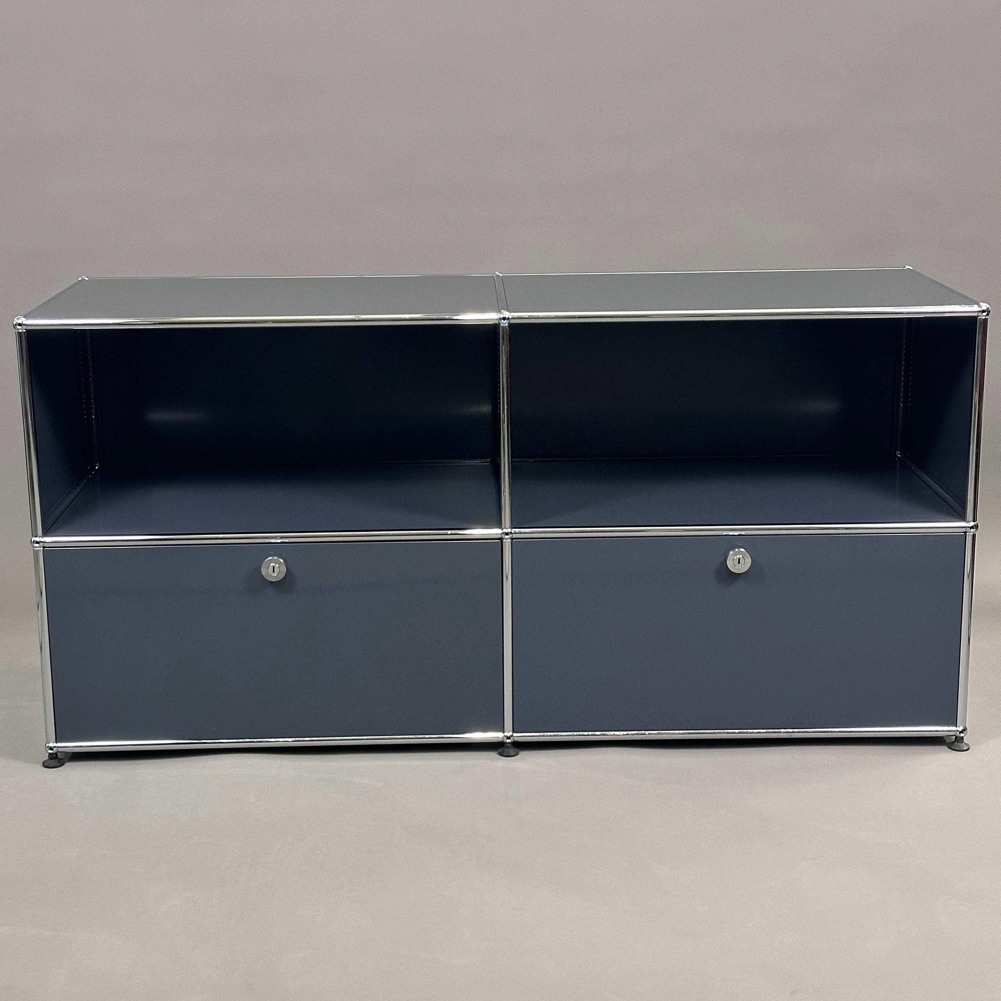 USM Haller Sideboard 2x2 anthrazit mit zwei offenen Fächern und zwei verschlossenen Türen, 153x74x53 cm