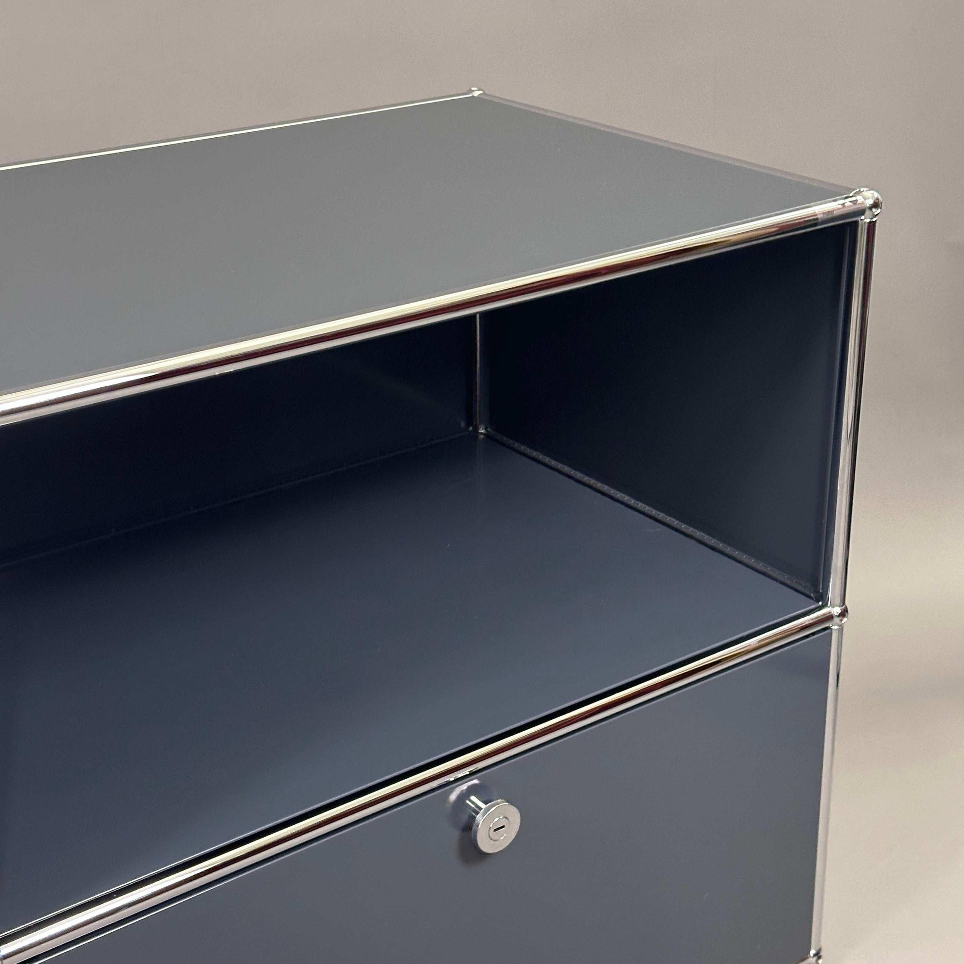 USM Haller Sideboard 2x2 anthrazit mit Metallrahmen und Schiebetür, 153x74x53 cm
