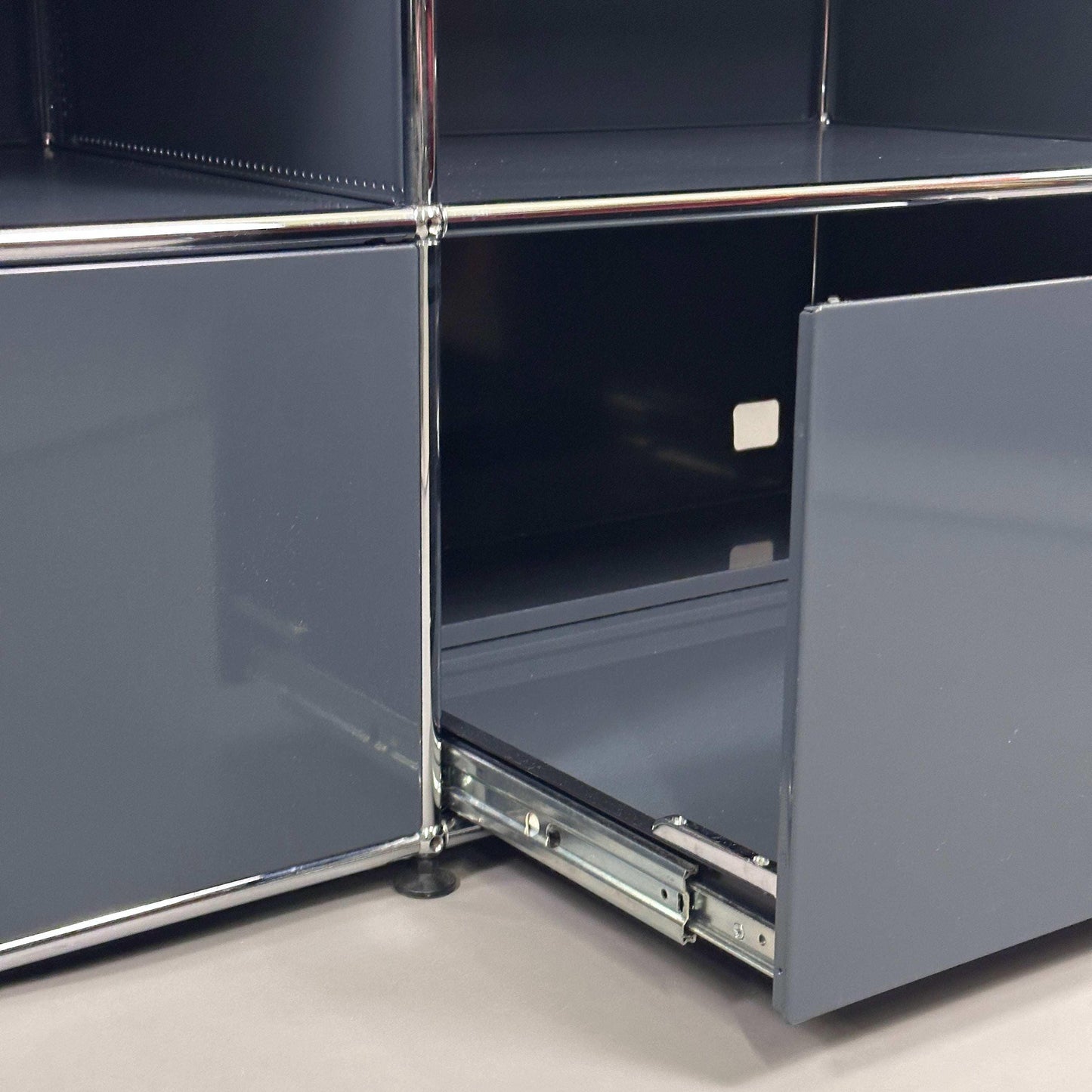 USM Haller Sideboard 2x2 anthrazit mit geöffnetem Schrankfach und Metallbeschlägen, 153x74x53 cm