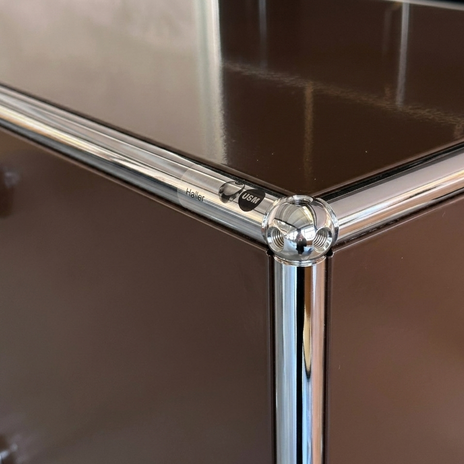 USM Haller Sideboard 2x2 in glänzendem USM Braun mit verchromten Stahlrohren und Kugelverbindern.