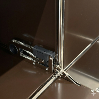 Detailansicht des USM Haller Sideboard-Mechanismus: braune Metallplatte, verchromte Stangen und Scharniere.