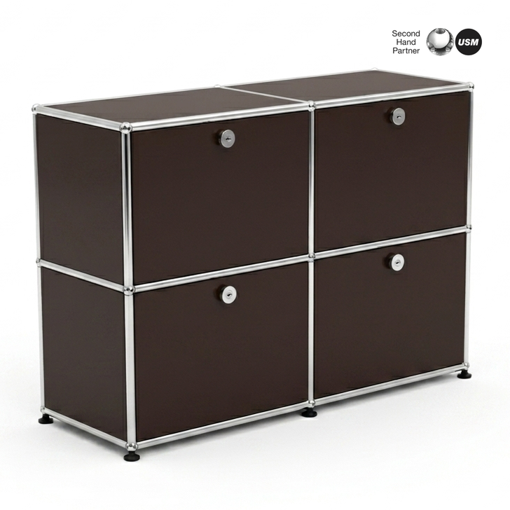 USM Haller Sideboard 2x2 in USM Braun mit 4 Klappen, 74x103x37cm, silbernen Rahmen und Griffen.