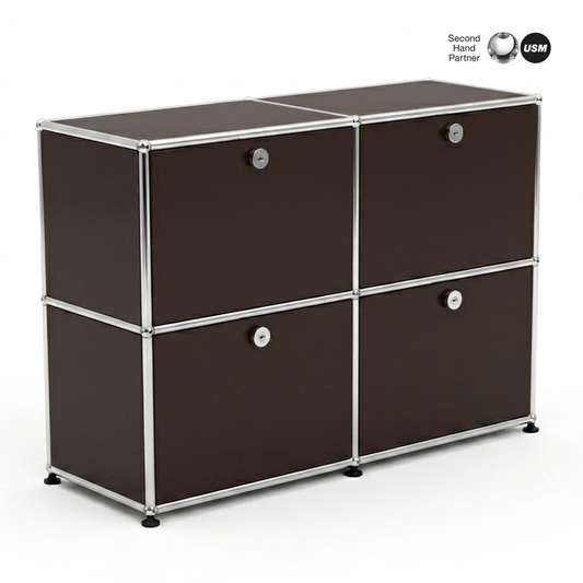 USM Haller Sideboard 2x2 in USM Braun mit 4 Klappen, 74x103x37cm, silbernen Rahmen und Griffen.