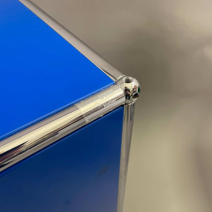 USM Haller Sideboard 2x2 enzianblau mit vier Klappen detailierter Metallrahmen in Top Zustand