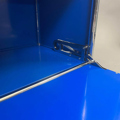 USM Haller Sideboard 2x2 enzianblau mit 4 Klappen in Top Zustand Nahaufnahme Innenansicht Scharniere