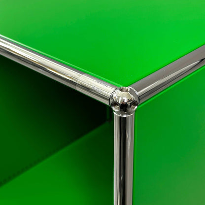 Eckdetail USM Haller Sideboard 2x2 in lichtgrau und grün mit Chromrahmen