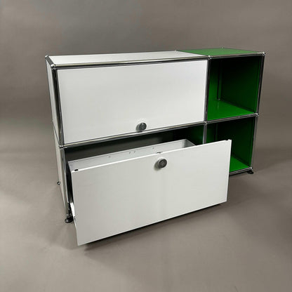 USM Haller Sideboard 2x2 lichtgrau mit grünem Fach und Schublade offen
