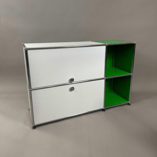USM Haller Sideboard 2x2 in lichtgrau und grün mit Einschub, Zwischentablar und Schublade, 112x74x38 cm