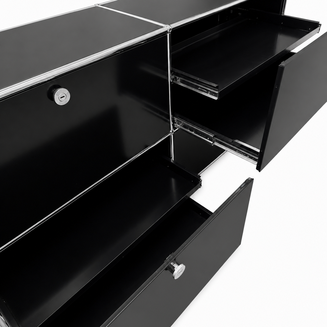USM Haller Sideboard 2x2 schwarz mit 4 Auszügen und 4 Zwischenauszügen, teilweise geöffnet.