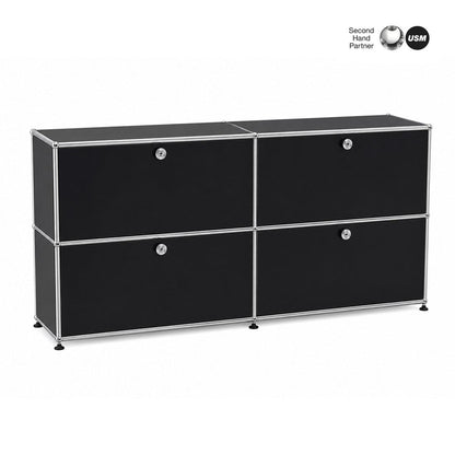 USM Haller Sideboard 2x2 schwarz mit 4 Auszügen und silbernen Metallrahmen.
