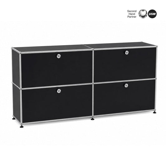 USM Haller Sideboard 2x2 schwarz mit 4 Auszügen und silbernen Metallrahmen.