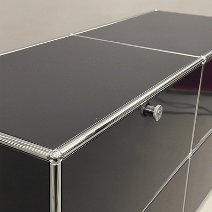 USM Haller Sideboard 2x2 schwarz mit 4 Klappen und chromfarbenen Rahmen in Graphitschwarz, 153x75x53 cm, abschließbar