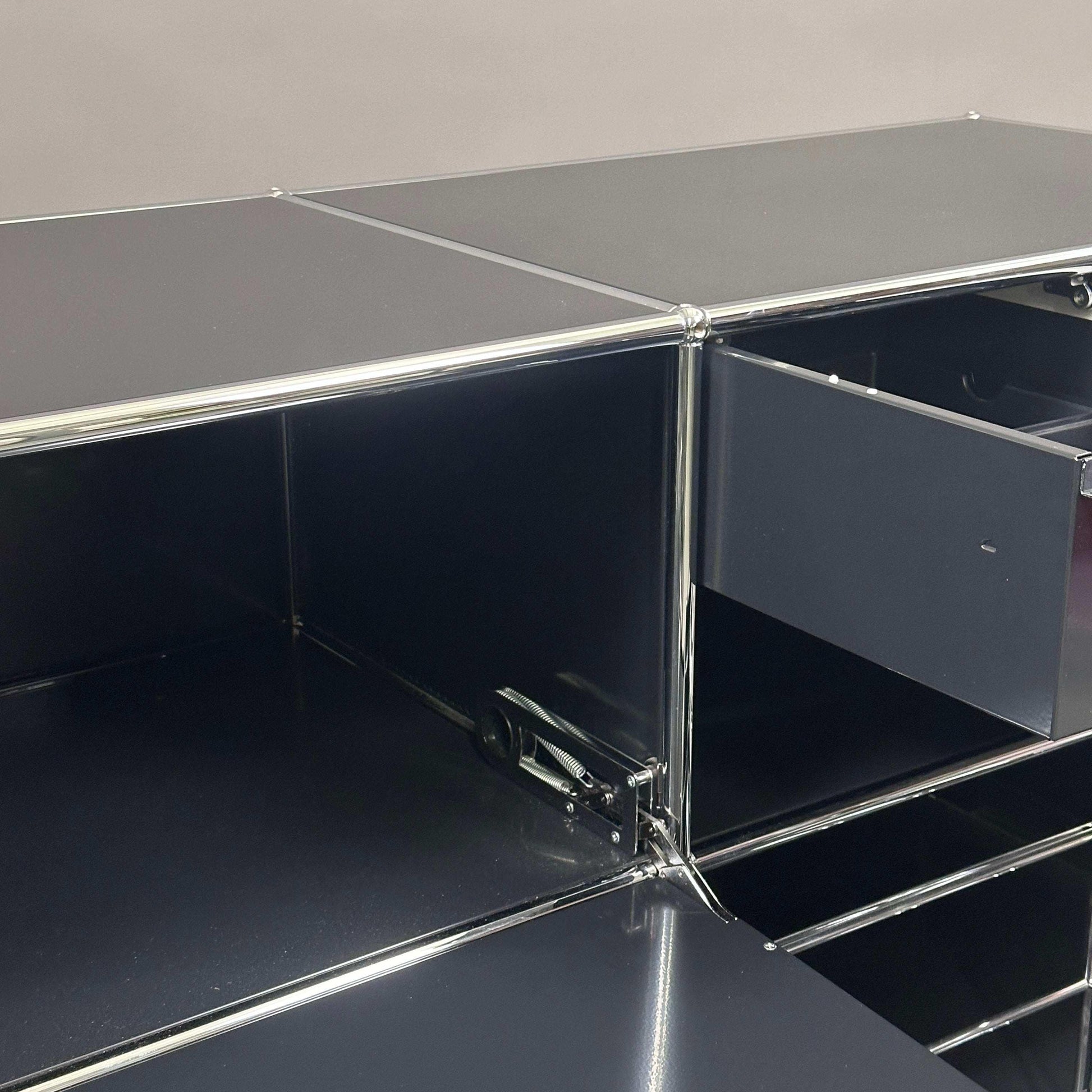 USM Haller Sideboard 2x2 in graphitschwarz mit Klappe und Schubladen, 50 cm Tiefe, 75x153x53 cm, modernes Design