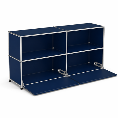 USM Haller Sideboard 2x2 in stahlblau mit zwei offenen und zwei Klappfächern, silbernem Metallrahmen.